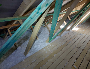 Zateplení stropu dřevostavby pomocí foukané izolace